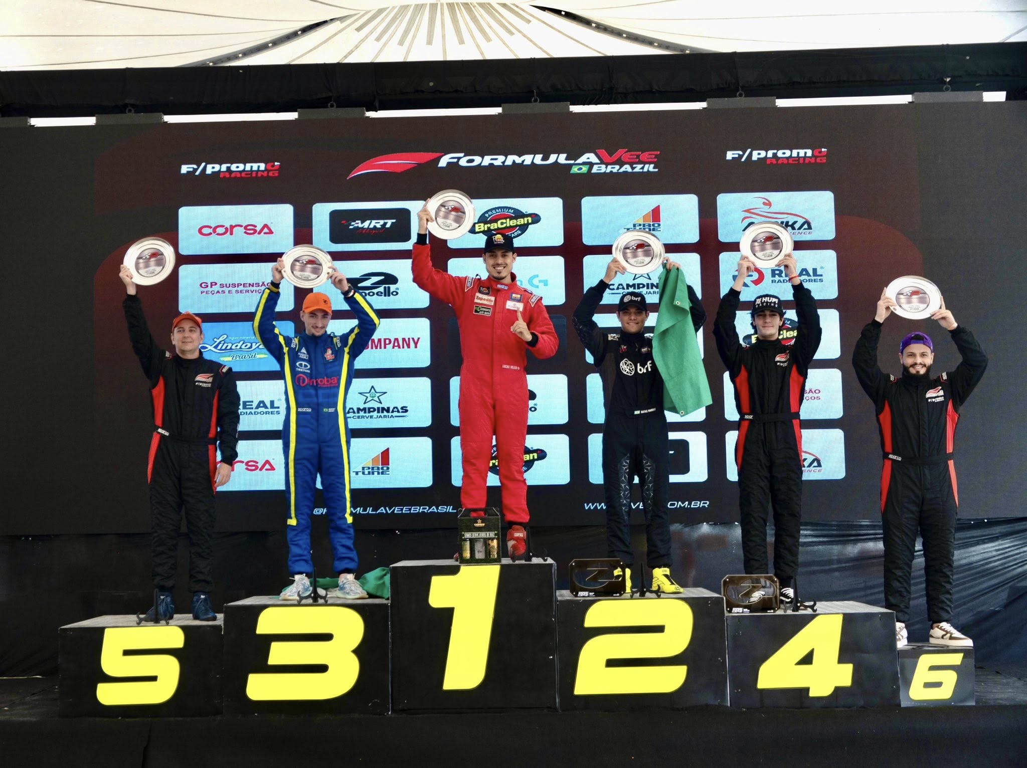 Piloto Lucas Veloso conquista 1º lugar na 3ª etapa do Campeonato Paulista de F-Vee, em Interlagos