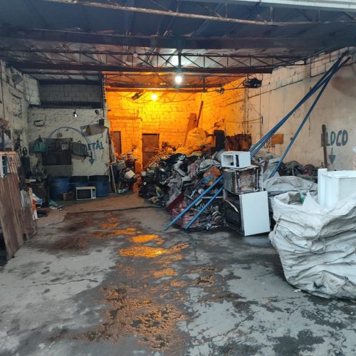 Prefeitura de Itapevi fecha ferro-velho clandestino na Chácara Monte Serrat onde foi apreendido corrimão furtado